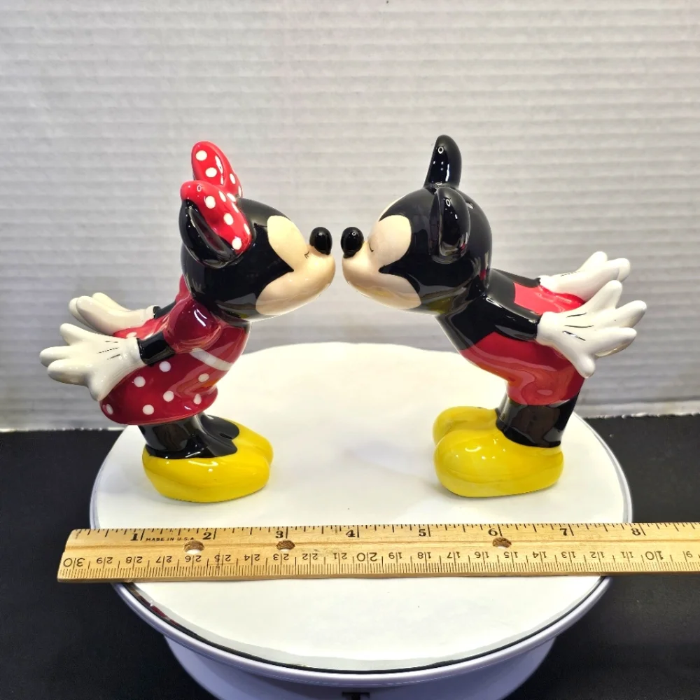 Mickey & Minnie Kissing Ceramic Salt & Pepper Shakers Kiss L👀K KISS DISNEY